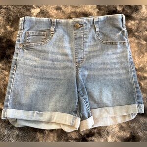Women’s denim shorts. Elastic waistband. Size 4-6